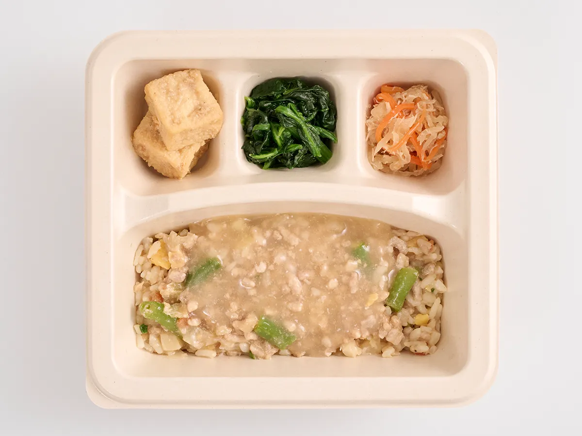 たっぷりそぼろの白湯あんかけ炒飯
