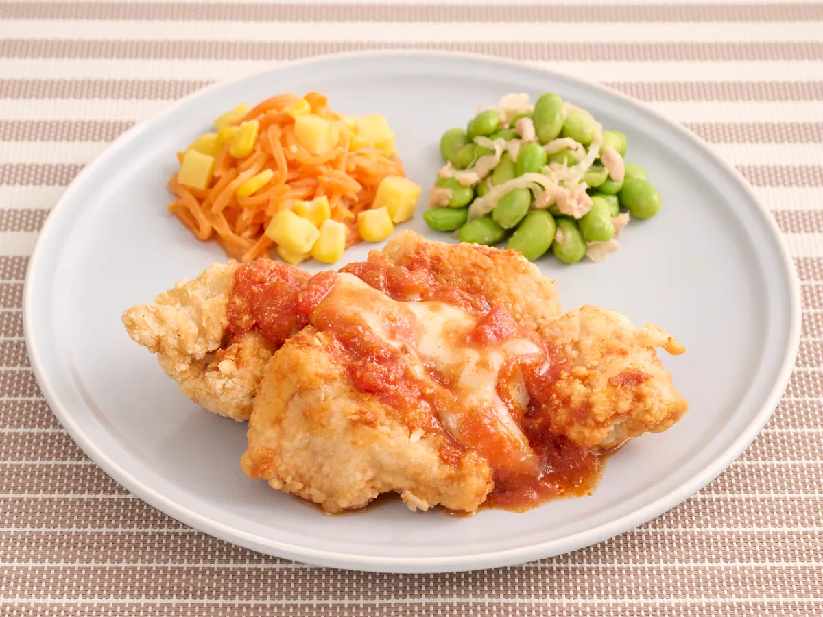 チキンのトマトチーズがけ