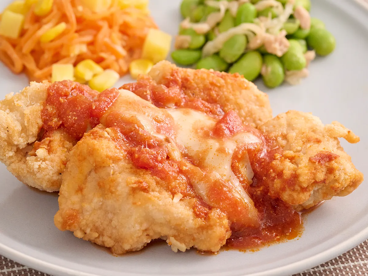 チキンのトマトチーズがけ
