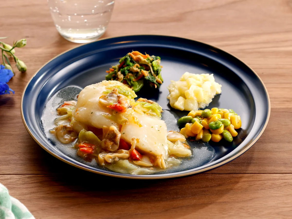 白身魚とアサリのコンソメソース