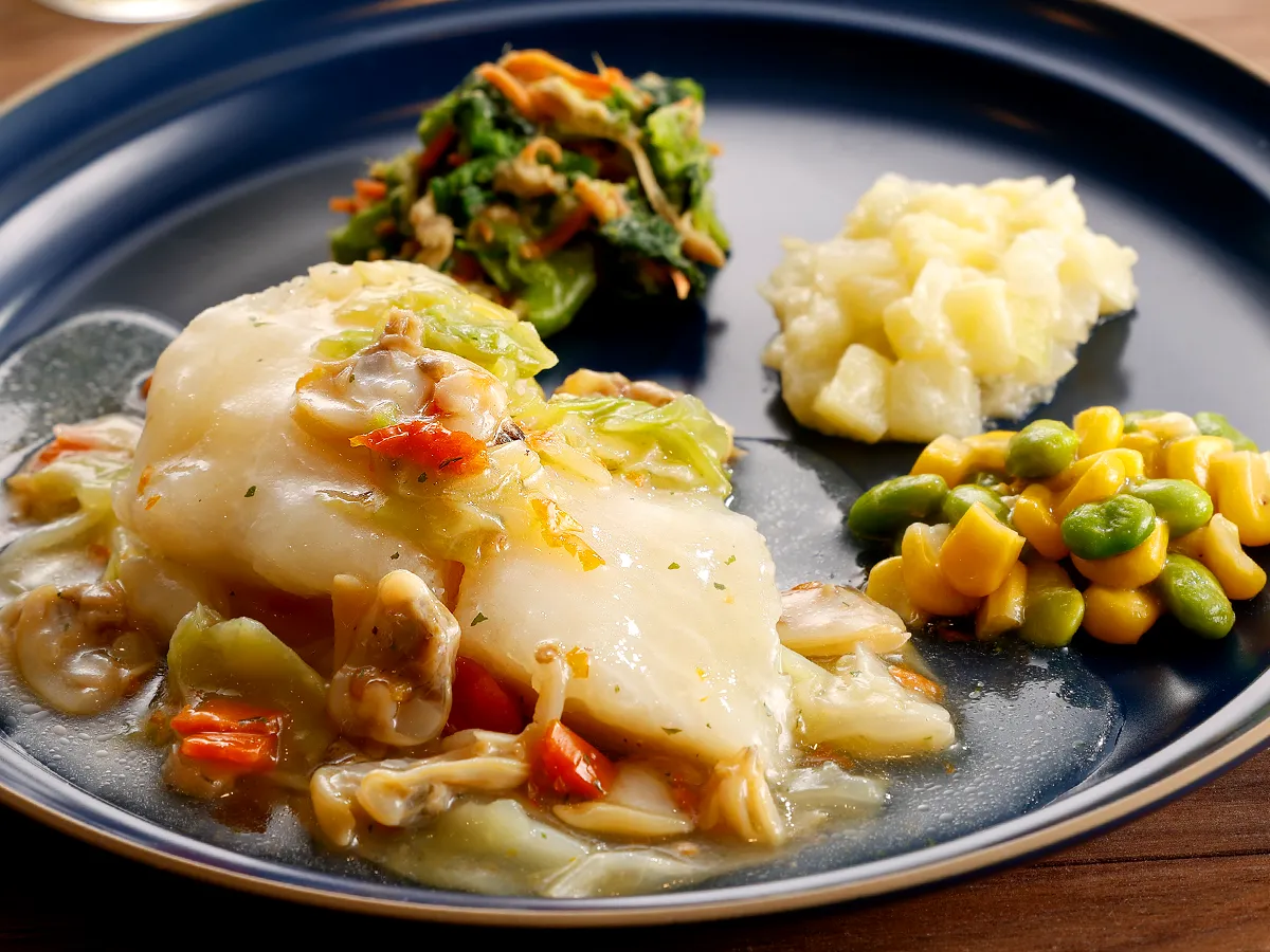 白身魚とアサリのコンソメソース