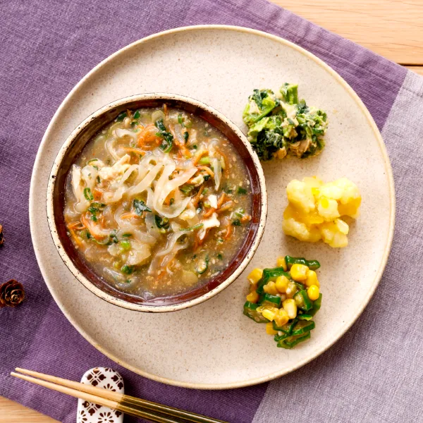 旨味胡麻だれと彩り野菜のこんにゃく麺