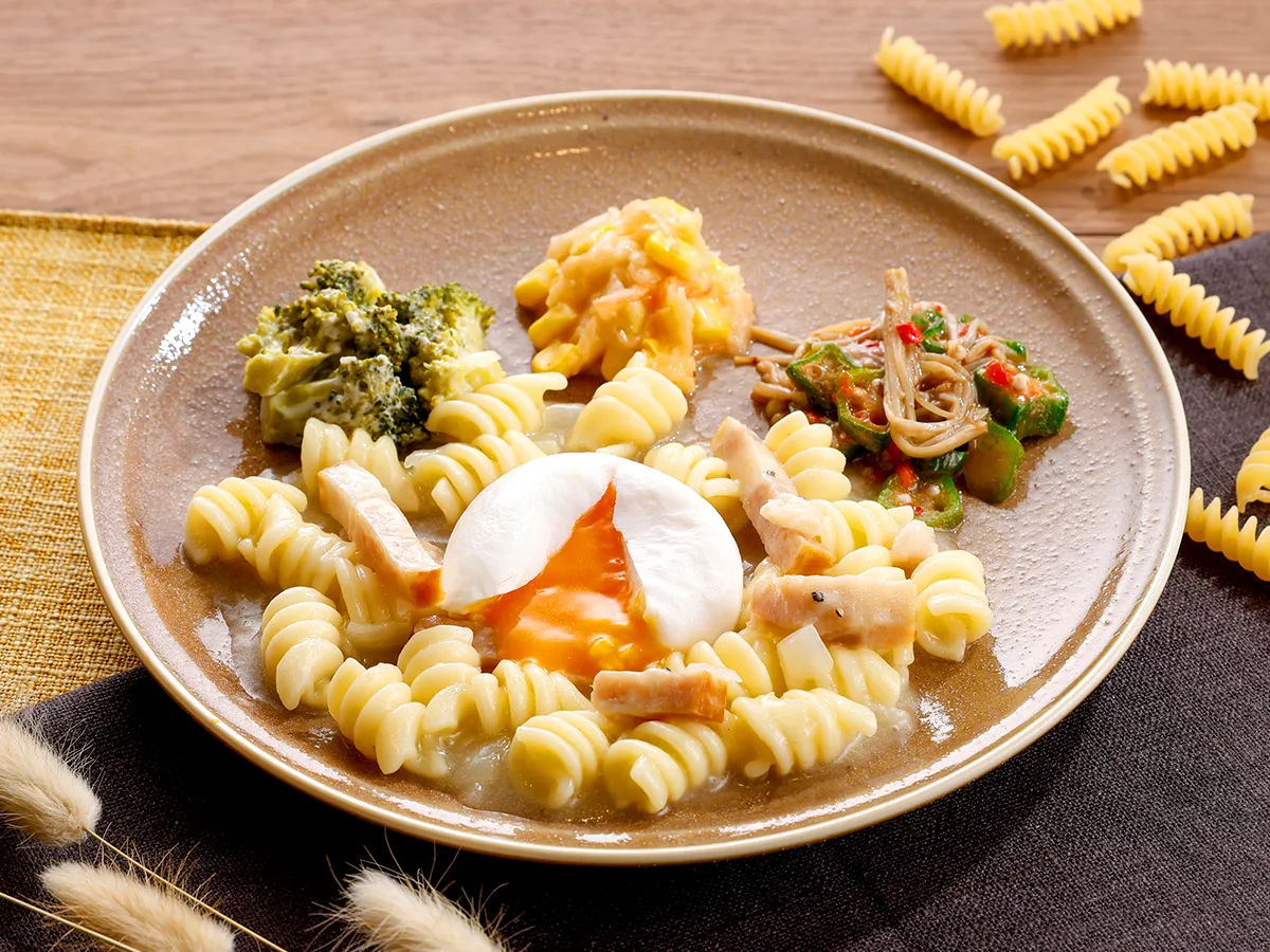 半熟卵のカルボナーラショートパスタ