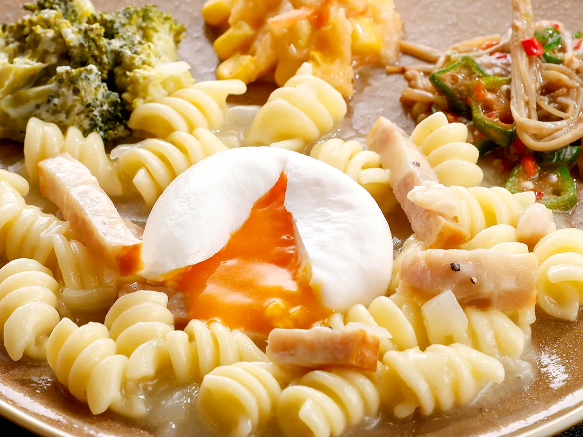 半熟卵のカルボナーラショートパスタ