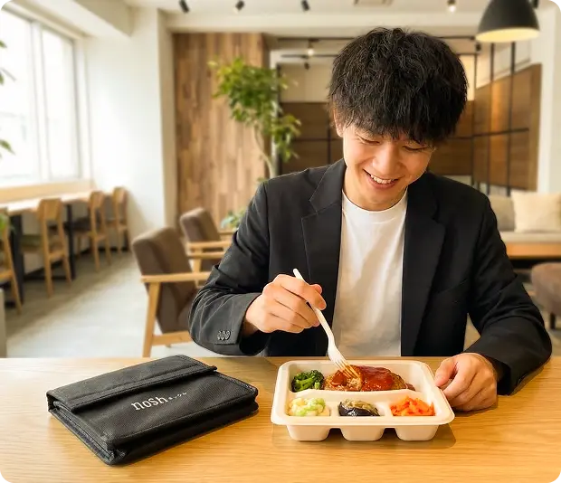 保冷バッグから出したnoshを食べる男性(喫食には解凍が必要です。)