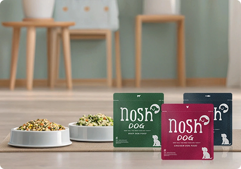 犬が食べる様子の画像