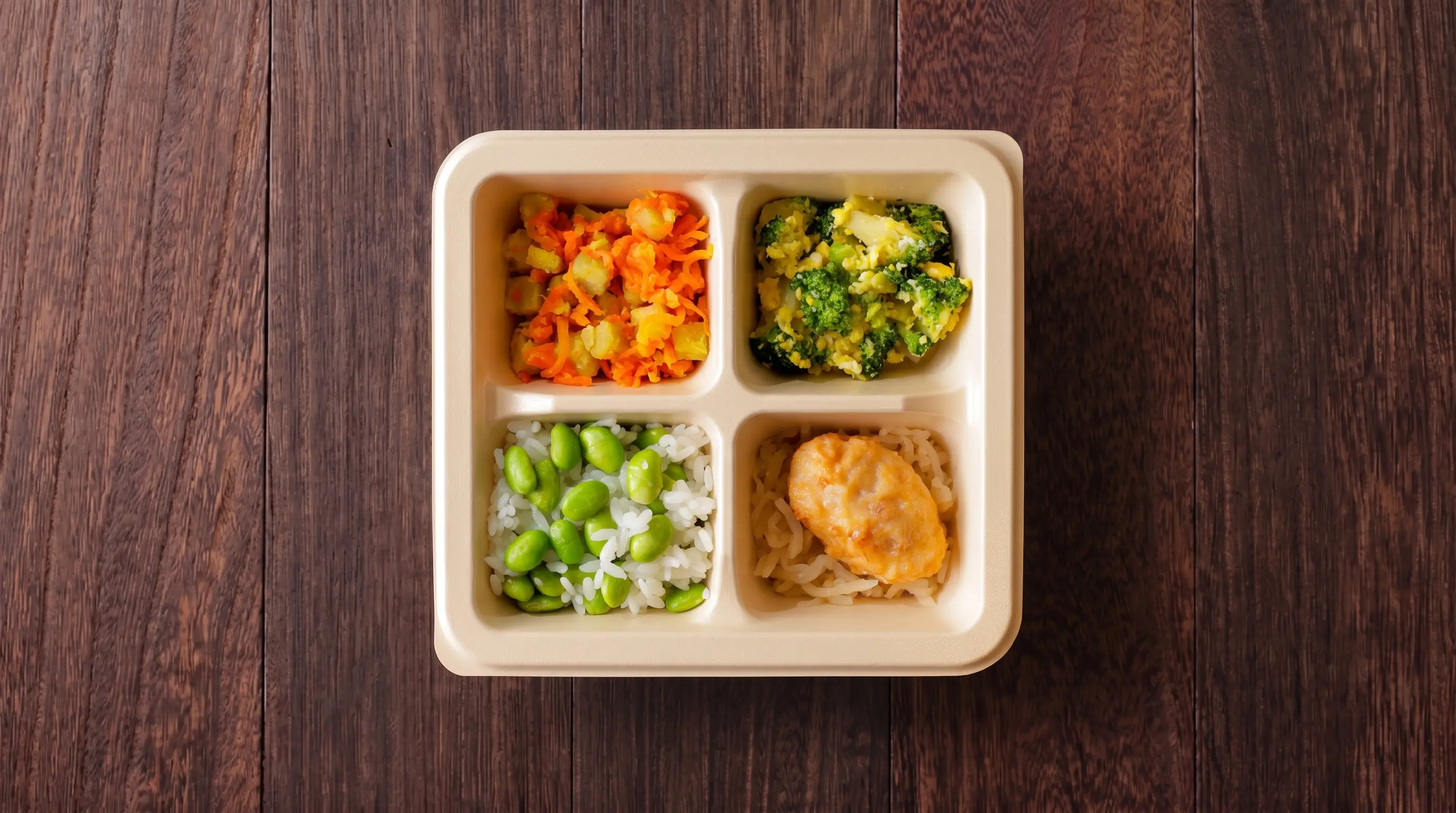 主菜・副菜・ご飯を4区画に盛り付けたお弁当